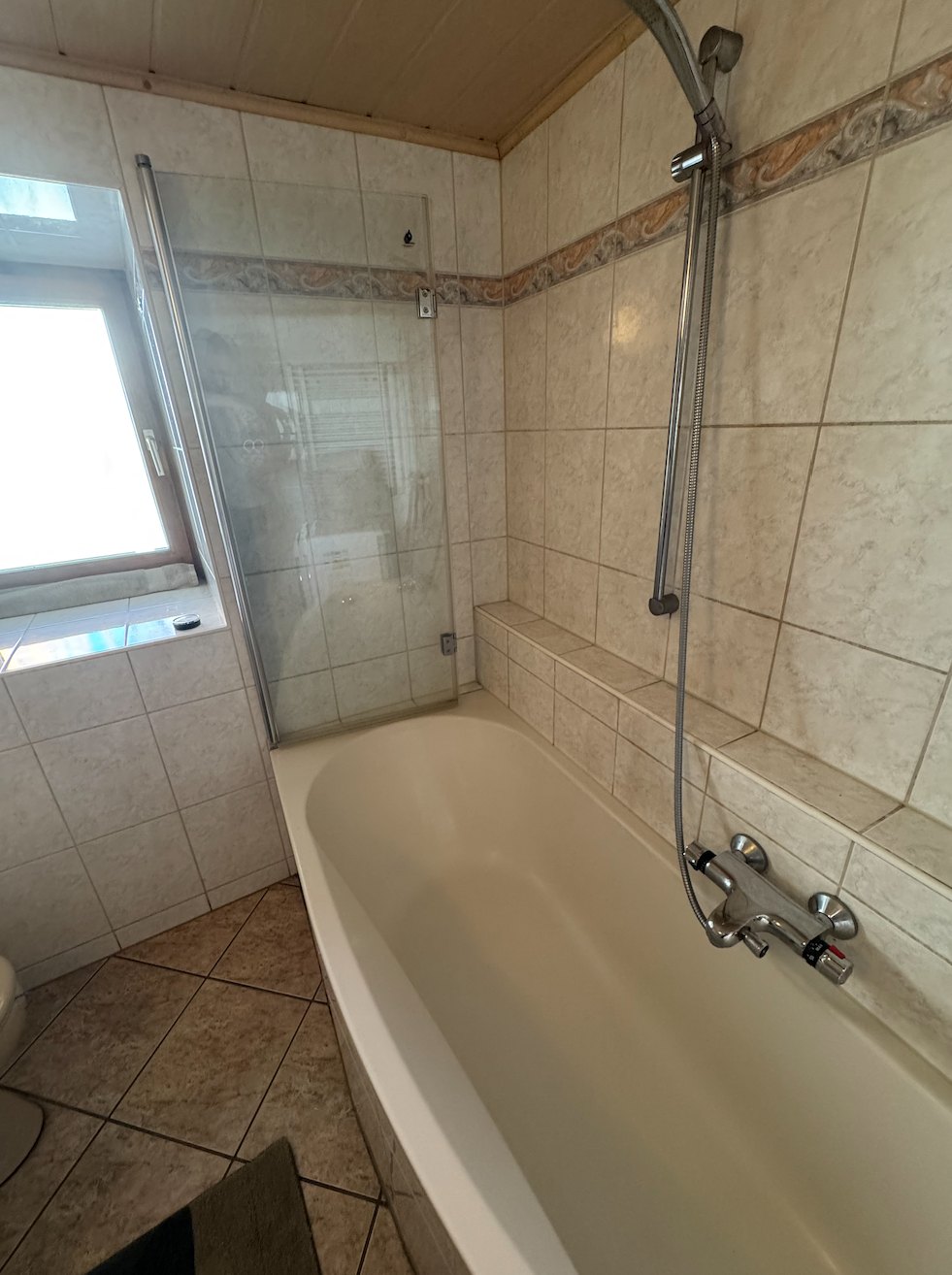 Badezimmer mit Badewanne Ferienhaus Dahl