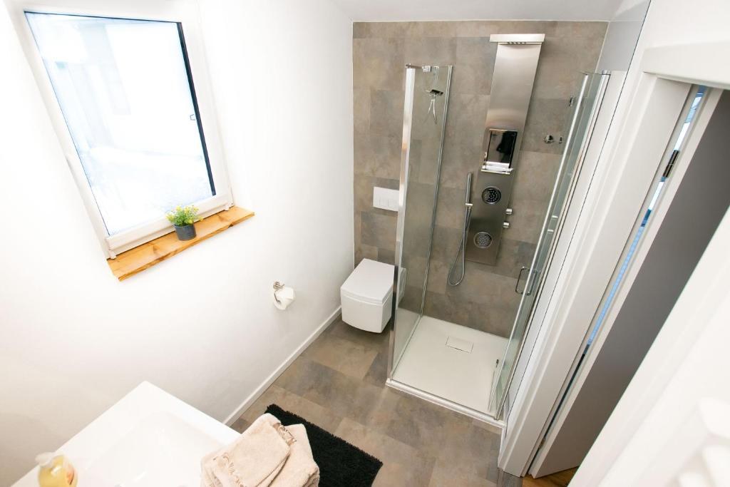 Modernes Badezimmer mit Dusche